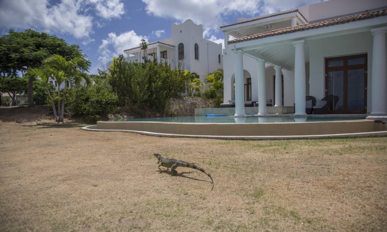 Iguanas, tradicionais na ilha, repartem com o visitante os jardins dos hotéis. Na foto, uma vila do hotel Belmond La Samanna em St. Martin Foto: Paulo Moreira / Agência O Globo