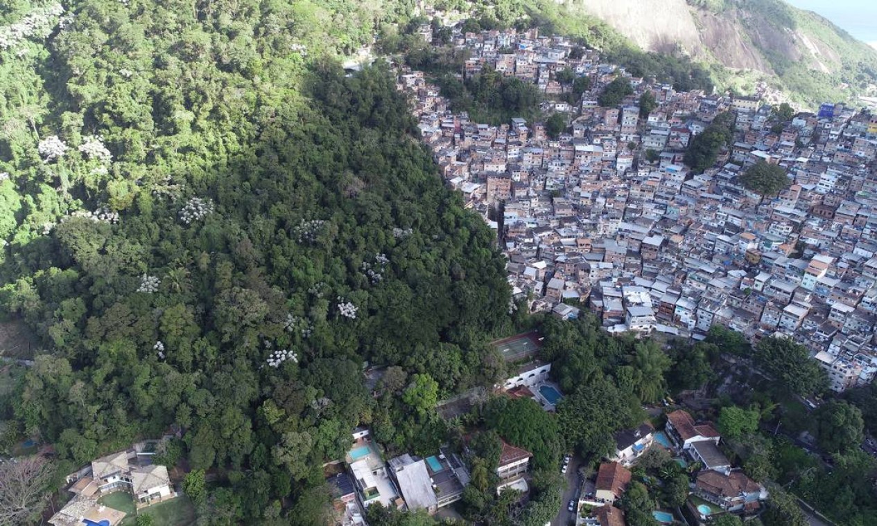 Da Autoestrada Lagoa-Barra, é possível perceber o ritmo frenético de construções na Rocinha Foto: Renee Rocha / Agência O Globo