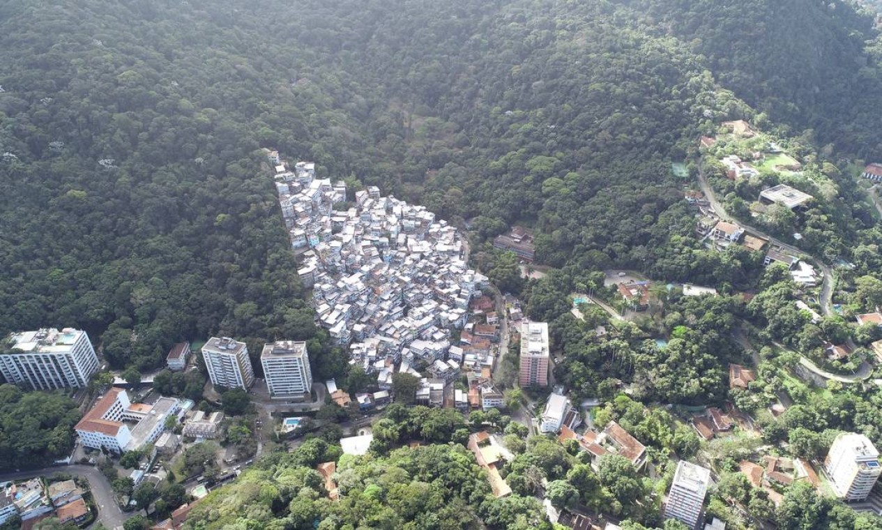 Favelas crescem, em um ano, o equivalente a um do Borel. Vista aérea da favela do Parque da Cidade Foto: Renee Rocha / Agência O Globo