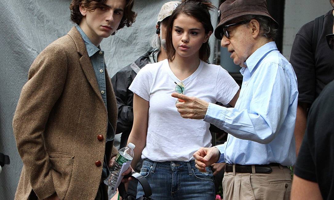 Timothée Chalamet, Selena Gomez e Woody Allen no set de "A rainy day in New York" Foto: Reprodução