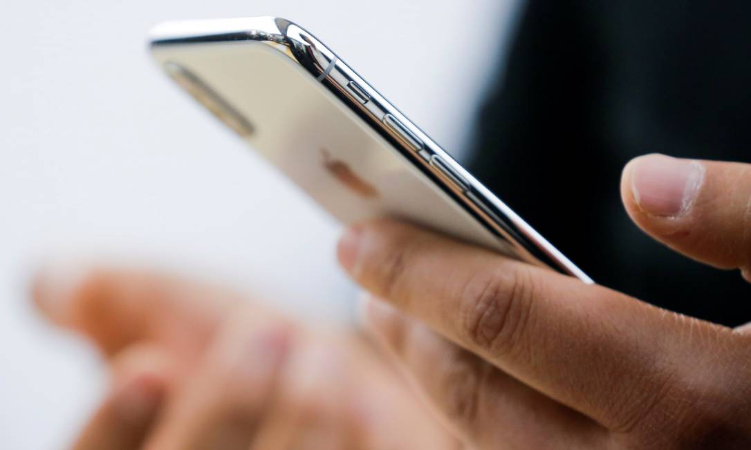 Mensagens de texto em smartphones servem de isca para baixar o spyware no aparelho e espionar o usuário Foto: Thomas Peter / REUTERS