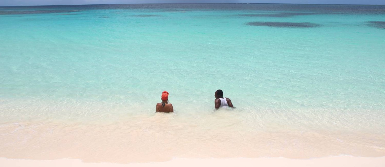 Banhistas em Shoal Bay East, a praia mais famosa de Anguilla, no Caribe britânico Foto: Eduardo Maia / O Globo