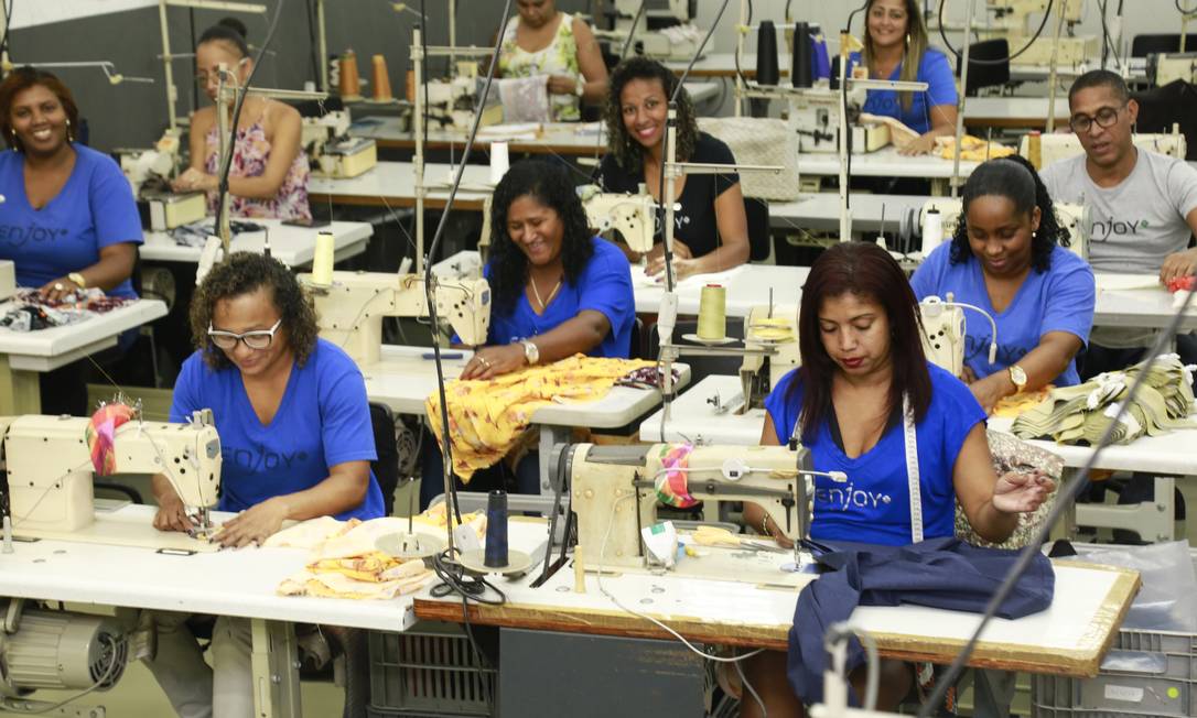 
Mulheres na produção de uma linha de roupas
Foto:
Agência O Globo
/
Marcos Ramos
