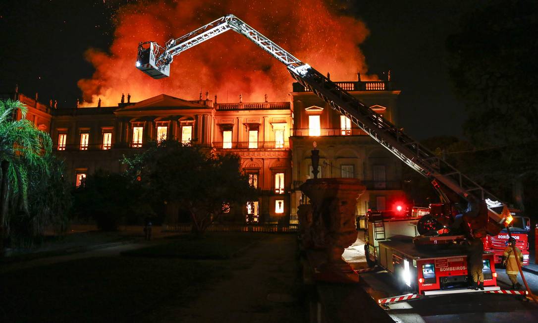 Um incêndio de grandes proporções atinge o Museu Nacional, na Quinta da Boa Vista, em São Cristóvão Foto: Uanderson Fernandes / Agência O Globo