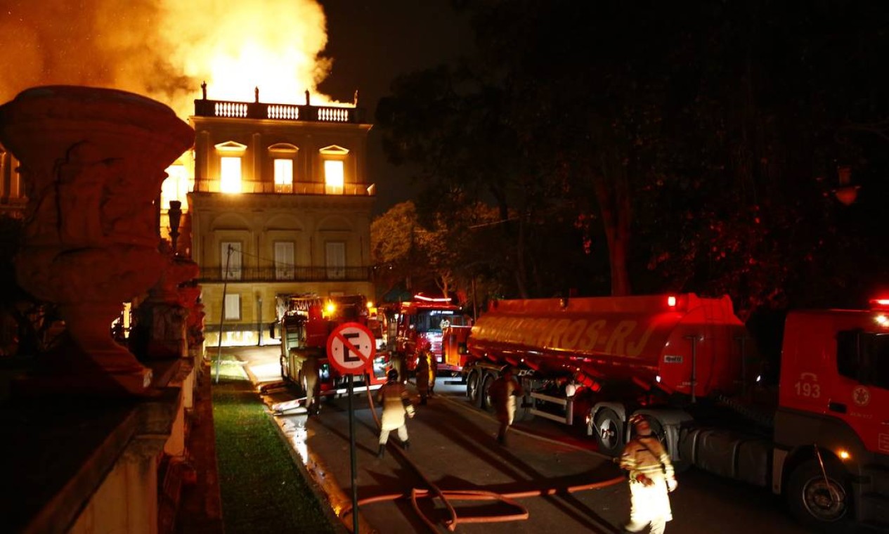 Oitenta homens de 12 quartéis e 21 viaturas trabalharam no combate ao incêndio do Museu Nacional, em São Cristóvão Foto: Uanderson Fernandes / Agência O Globo