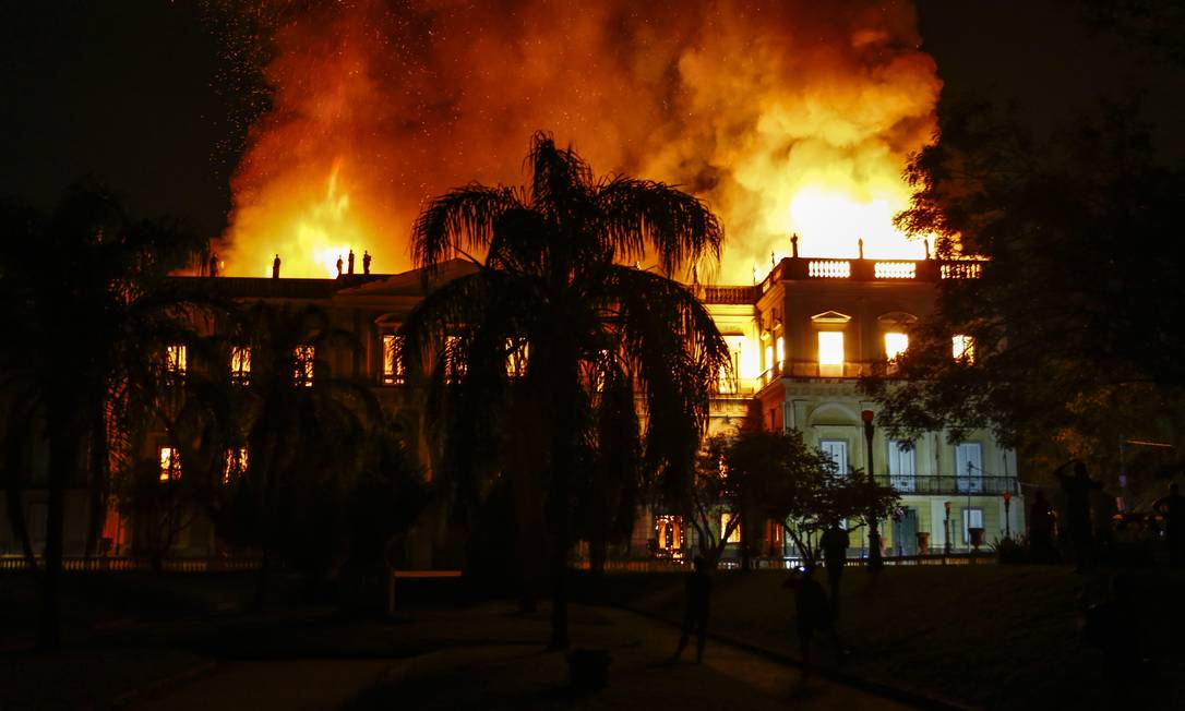 No momento em que as chamas começaram a se alastrar, havia quatro vigilantes no prédio Foto: Uanderson Fernandes / Agência O Globo