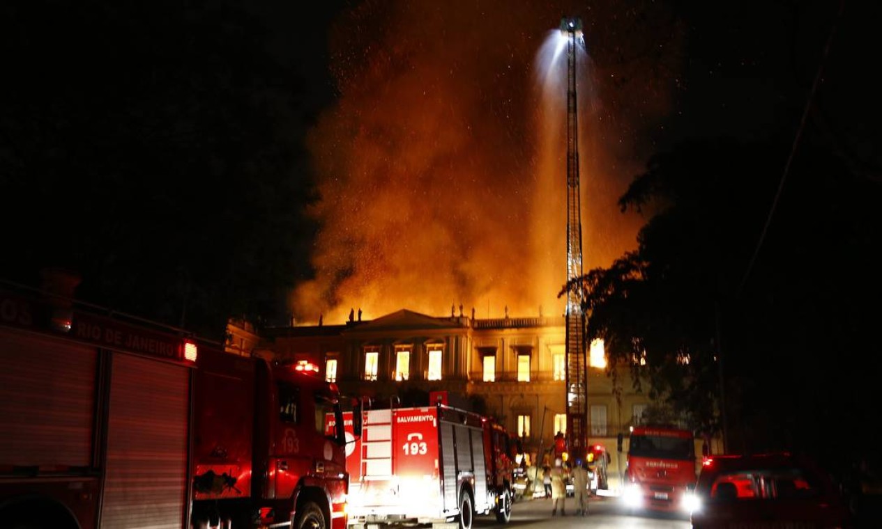 Os bombeiros tiveram que acionar as concessionárias para cortar o gás e os escapes que pudessem alastrar ainda mais o fogo Foto: Uanderson Fernandes / Agência O Globo