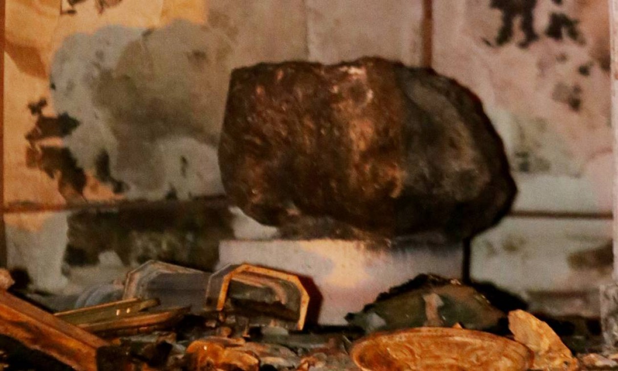 Resistente a altas temperaturas, meteorito do Museu Nacional fica intacto após incêndio Foto: Fabio Gonçalves / Agência O Globo