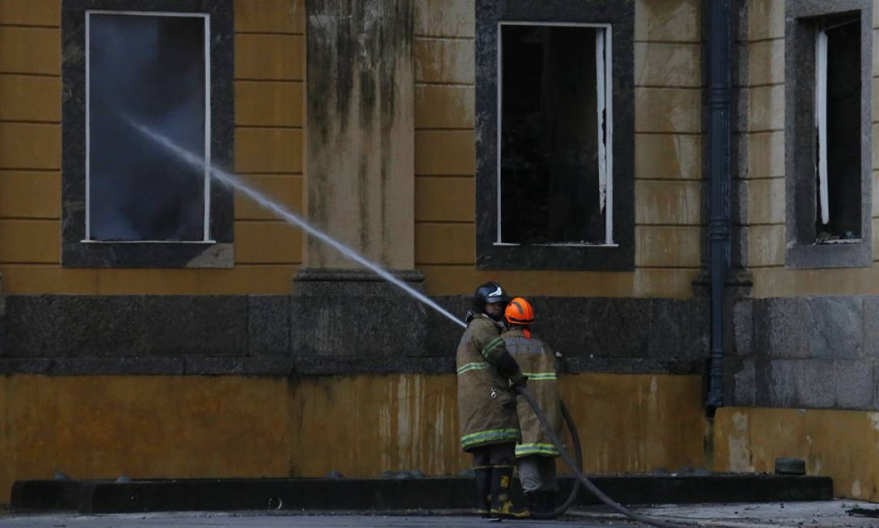 No início da manhã, bombeiros trabalham no rescaldo do incêndio do museu Foto: Fabio Gonçalves / Agência O Globo