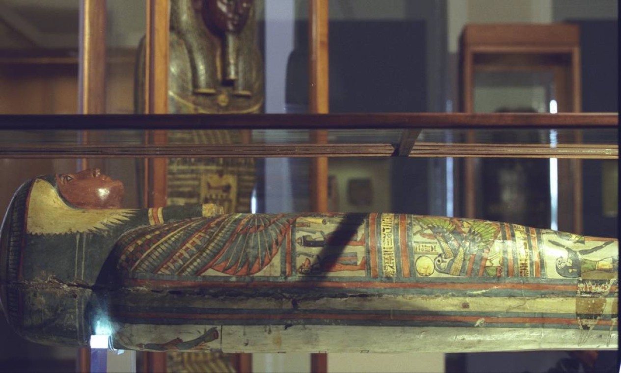 Esquife de Sha-amun-em-su e a tampa externa do sarcófago da múmia Hori, ao fundo Foto: Marcelo Sayão