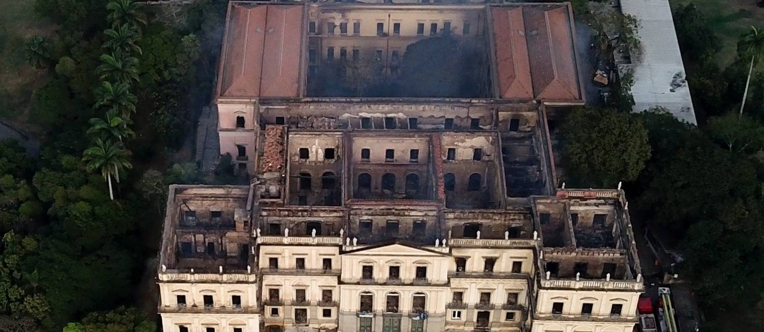Visão aérea da destruição do prédio do Museu Nacional na Quinta da Boa Vista Foto: Custódio Coimbra