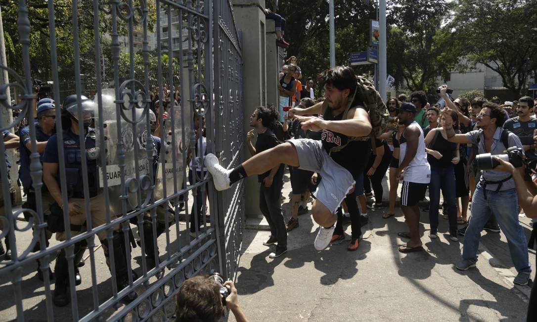Manifestante chuta portão para entrar na Quinta da Boa Vista Foto: Gabriel de Paiva / Agência O Globo