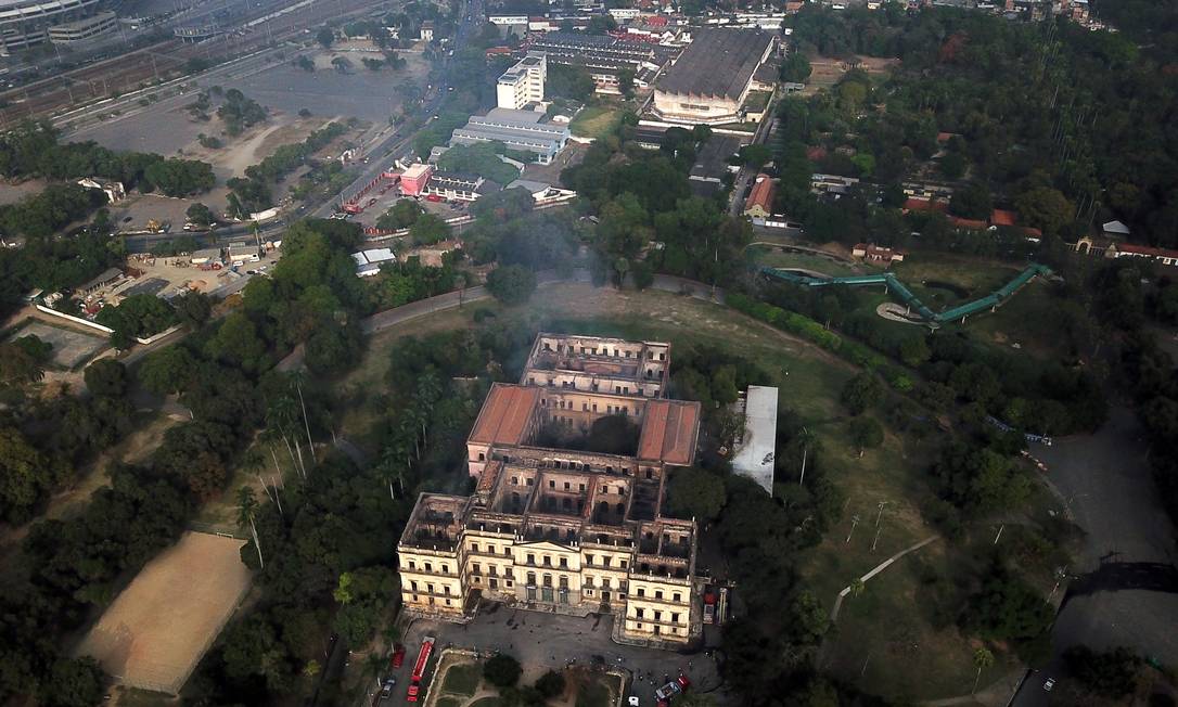 Vista aérea do Museu Nacional no dia seguinte ao incêndio Foto: Custódio Coimbra / Agência O Globo
