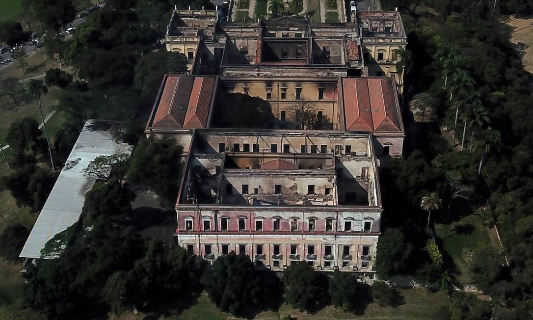 Museu Nacional, na Quinta da Boa Vista, destruído após incêncio na noite de domingo Foto: Custódio Coimbra / Agência O Globo