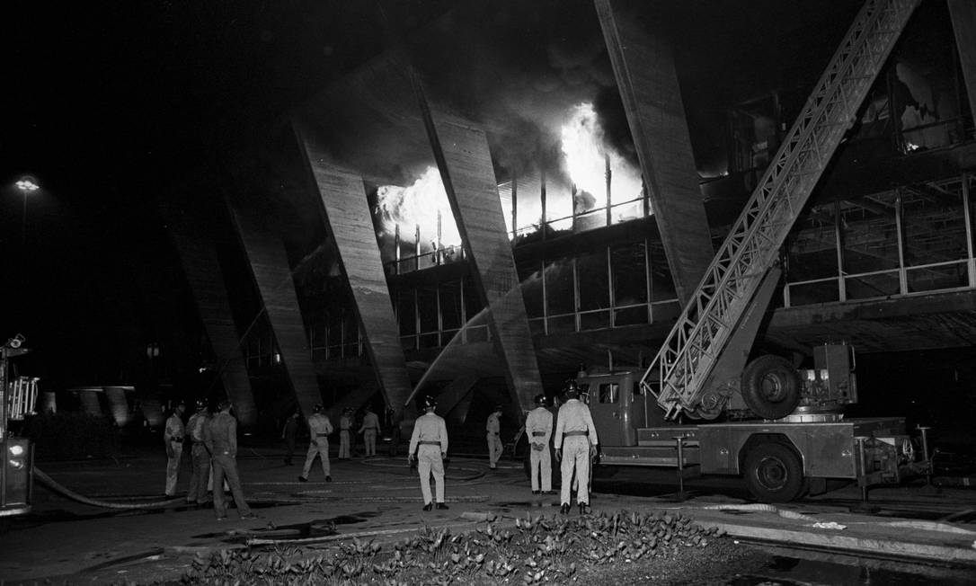 Bombeiros tentam apagar incêndio no MAM, em 1978: impacto na produção artística Foto: Antônio Nery/Arquivo