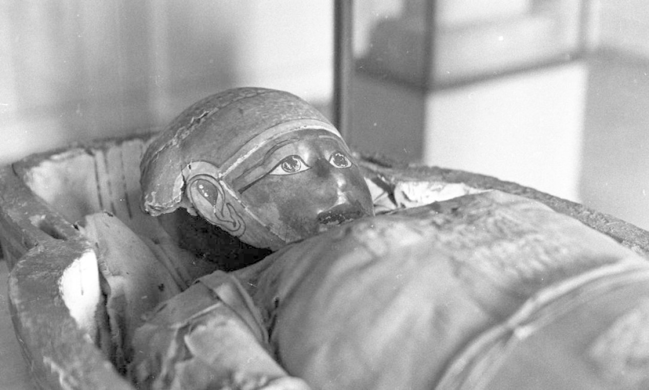 Múmia de uma jovem egípcia, em registro da década de 1960 Foto: Agência O Globo Agência O Globo