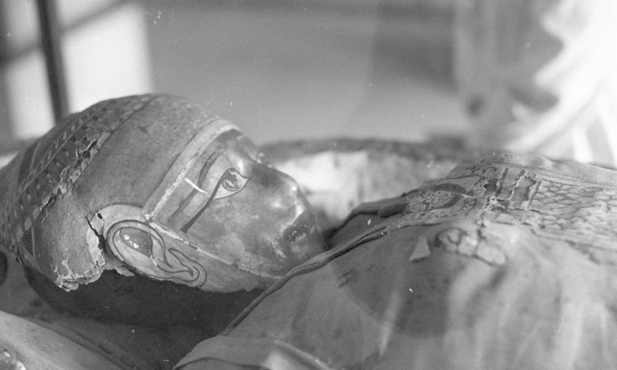 Múmia de uma jovem egípcia, em registro da década de 1960 Foto: Agência O Globo Agência O Globo