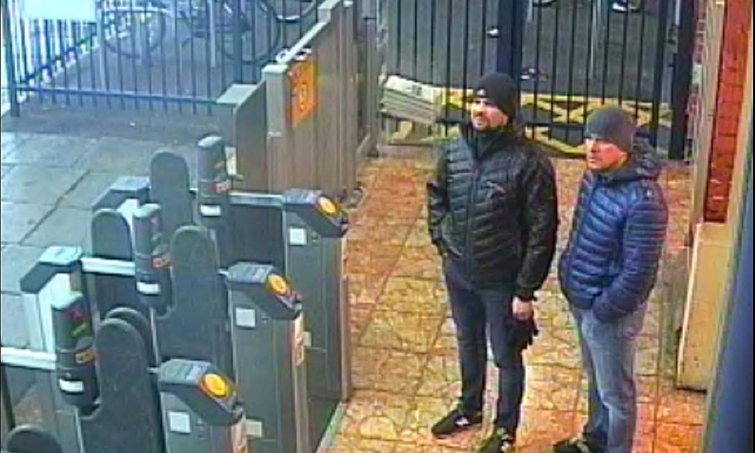 Cidadãos russos acusados de ataque com gás nervoso, Alexander Petrov e Ruslan Boshorov, vistos por câmeras de vigilância na estação de trem de Salisbury Foto: HO / AFP