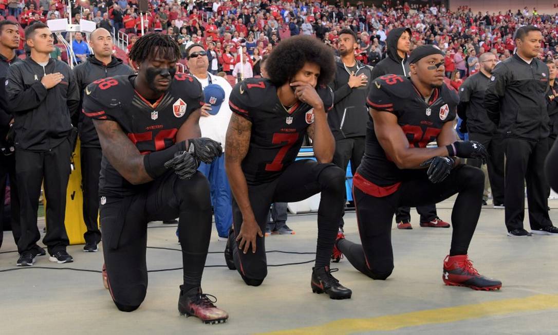 
O ex-quarterback do San Francisco 49ers, Colin Kaepernick (centro), protagoniza a campanha da gigante esportiva Nike
Foto:
USA Today Sports
/
USA Today Sports
