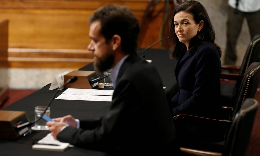Jack Dorsey, diretor executivo do Twitter, depõe no Senado ao lado de Sheryl Sandberg, diretora de operações do Facebook Foto: JOSHUA ROBERTS / REUTERS