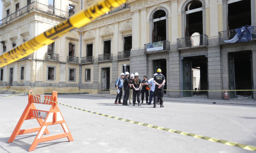 Técnicos da Polícia Federal em frente ao Museu Nacional. Peritos examinam o interior do prédio incendiado Foto: Marcio Alves / Agência O Globo