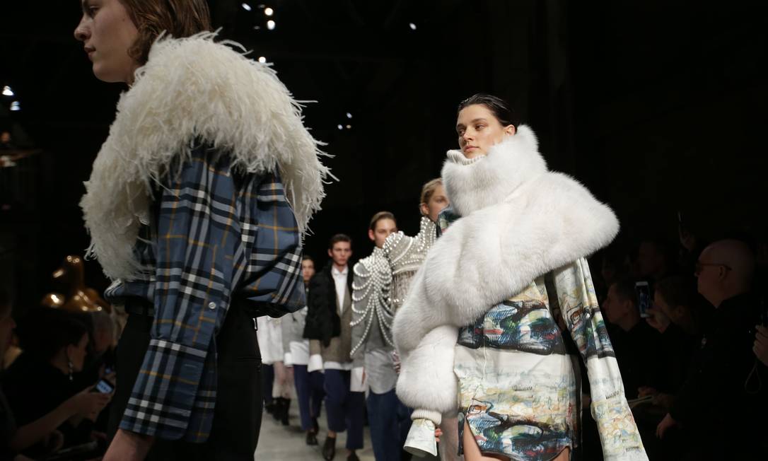 
Modelos apresentam criações da coleção outono/inverno de 2017 da Burberry, durante um desfile na London Fashion Week: empresa deixará de utilizar peles de animais em suas roupas e acessórios
Foto:
DANIEL LEAL-OLIVAS
/
Arquivo - AFP
