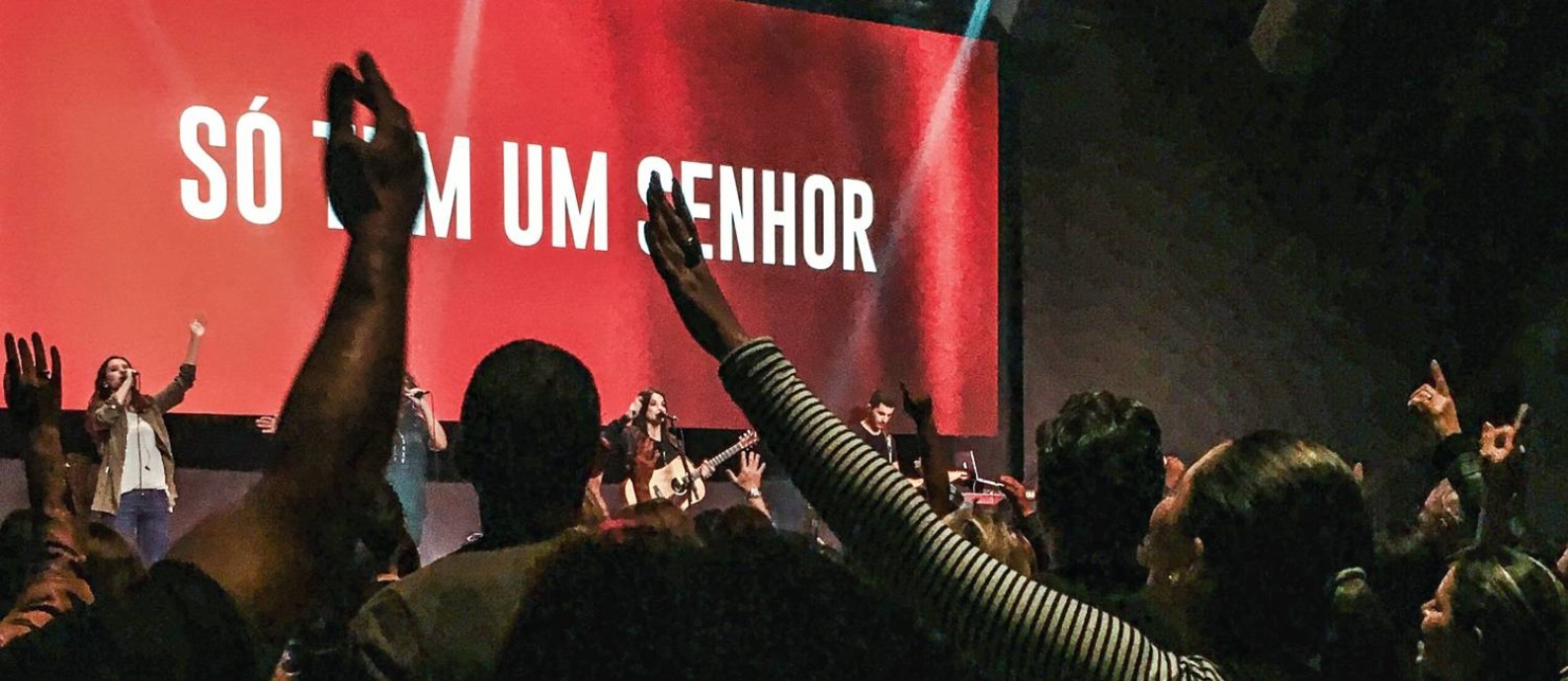 Resultado de imagem para louvor na igreja imagens