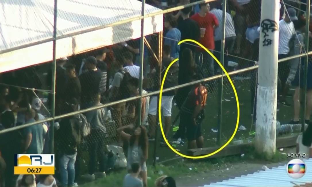 Traficantes ostentam fuzis no meio de baile funk no Complexo da Maré