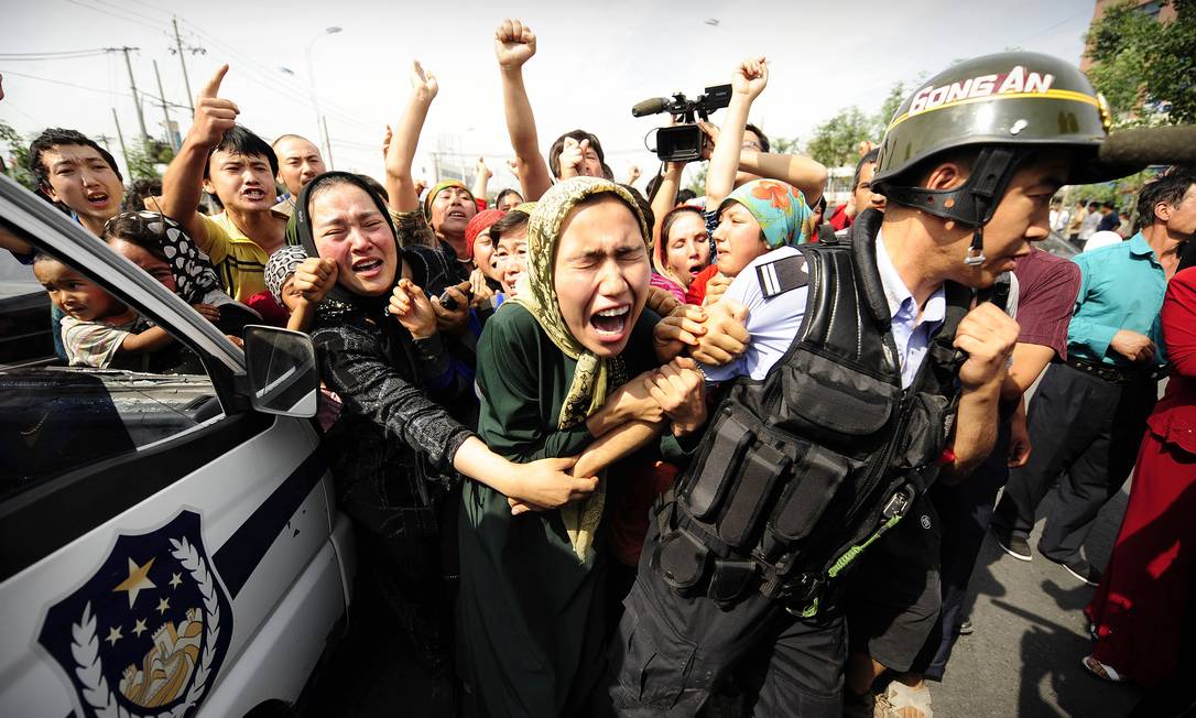 Mulheres uigures protestam na cidade de Urumqi, na província de Xinjiang, em 2009: repressão a minoria é crescente na China Foto: PETER PARKS / AFP
