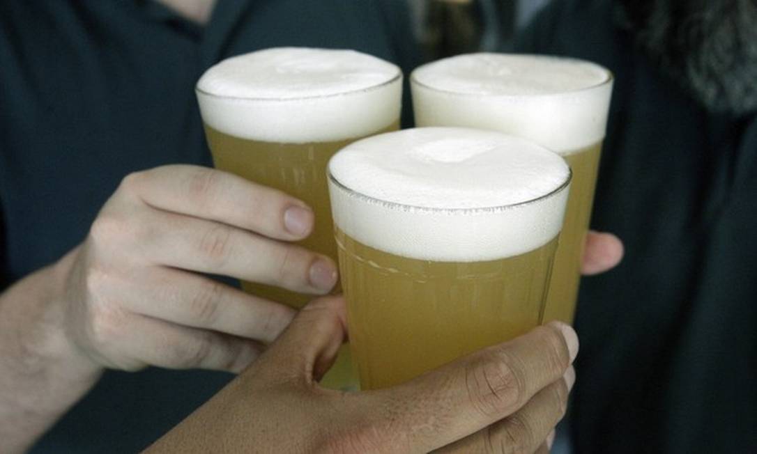 
Amigos brindam com cerveja: pr[atica do ‘binge drinking’ é fator de risco para alcoolismo
Foto:
Luiz Ackermann
