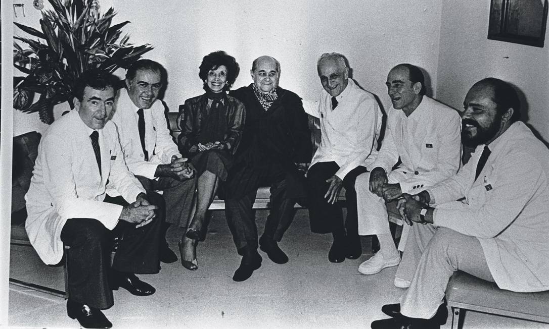  Foto de Tancredo e Risoleta com médicos, em 1985 Foto: Gervásio Baptista