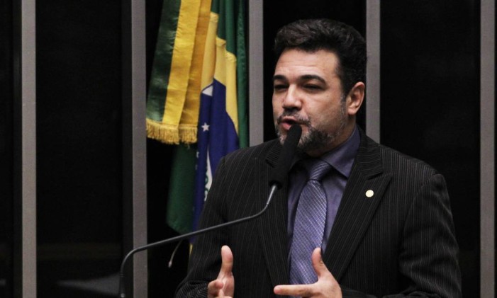O pastor Marco Feliciano (PODE-SP) durante discurso na tribuna da Câmara Foto: Jorge William / Agência O Globo/ 15-04-2016