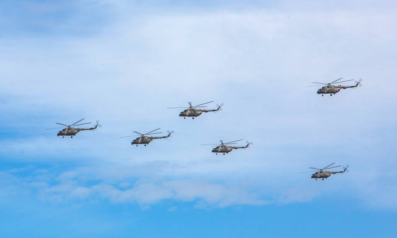 Uma esquadrilha de helicópteros em ação nos exercícios militares russos Foto: Divulgação/Ministério da Defesa da Rússia