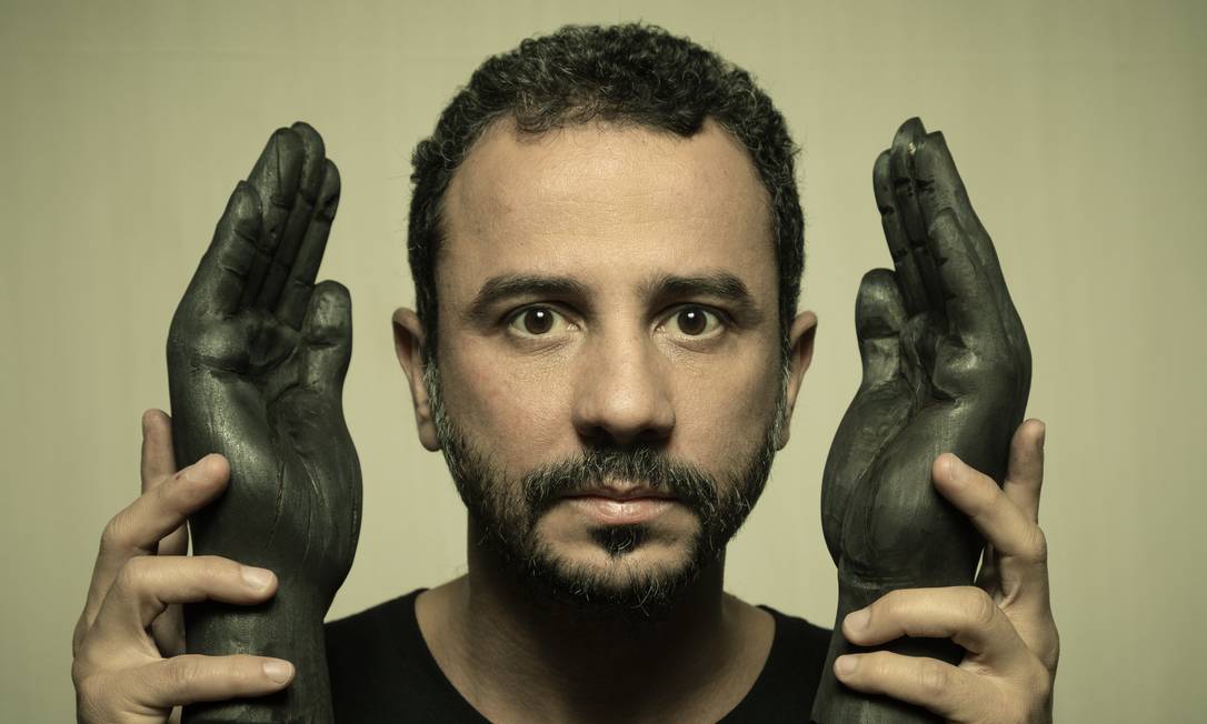 Rodrigo Braga e suas esculturas em carvão, na galeria Anita Schwartz Foto: Leo Martins / Agência O Globo
