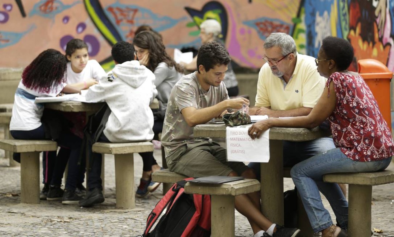 Aposentado dá aulas grátis de inglês: Quero compartilhar meu conhecimento