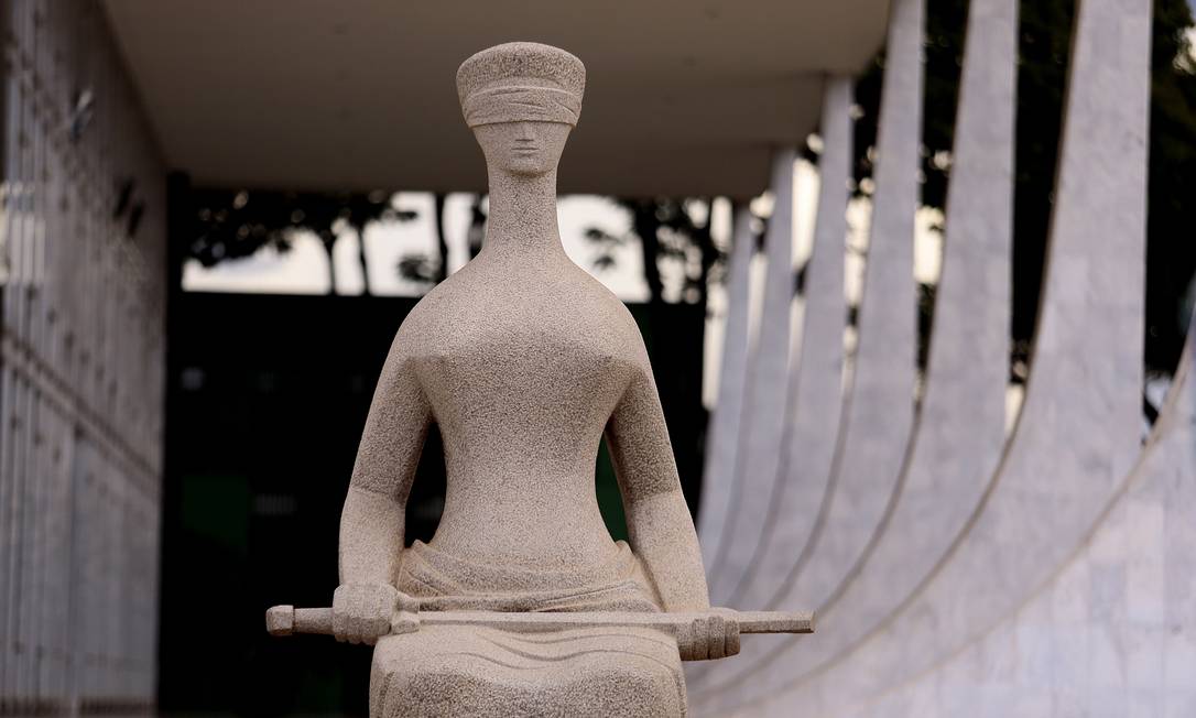 Estátua da Justiça, em frente ao Supremo Tribunal Federal (STF) Foto: Jorge William/Agência O Globo/09-02-2018