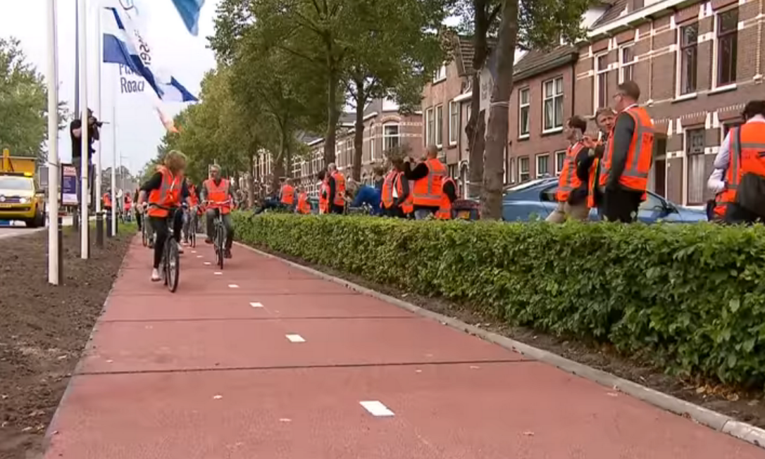 Parte de ciclovia feita a partir de plástico inaugurada em cidade holandesa Foto: RTL Nieuws/ Reprodução Youtube