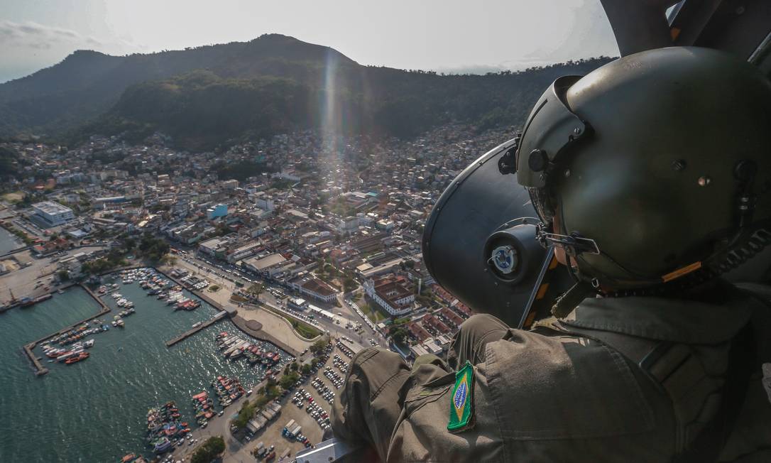 Helicóptero do Exército sobrevoa a Regiao Sul-Fluminense, mapeando a área durante operação Foto: Marcelo Regua / Agência O Globo