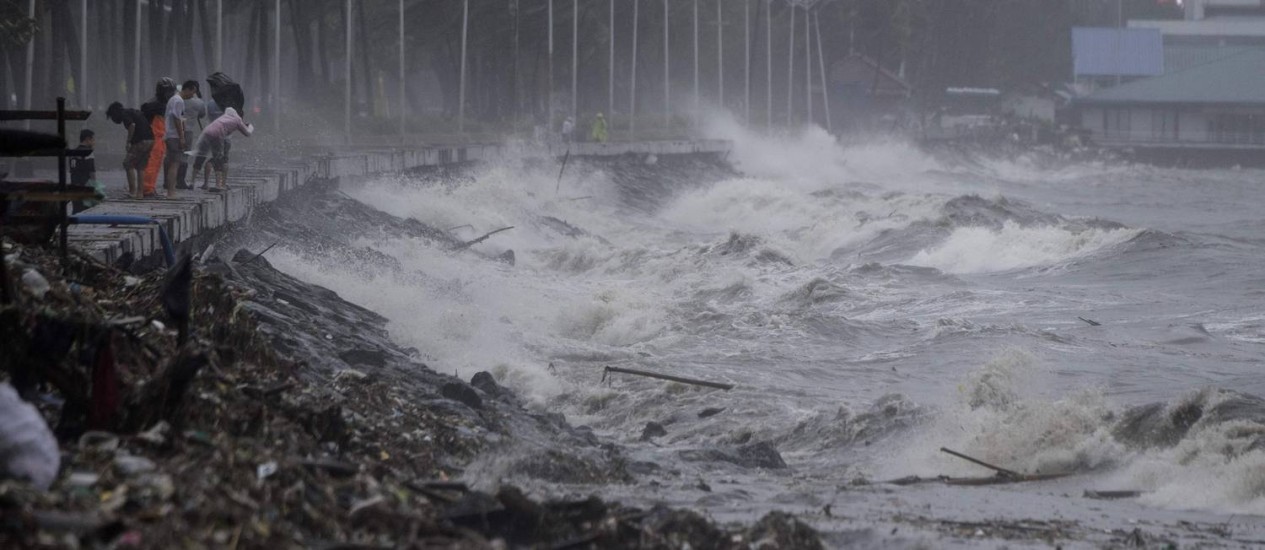 Fortes ondas causadas pela passagem do supertufÃ£o Mangkhut, em Manila Foto: NOEL CELIS / AFP