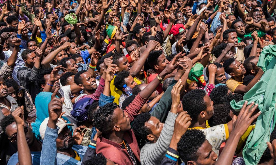 Pessoas na Etiópia protestam contra morte de 23 pessoas em violência étnica durante o final de semana na região de Oromia Foto: MAHEDER HAILESELASSIE TADESE / AFP