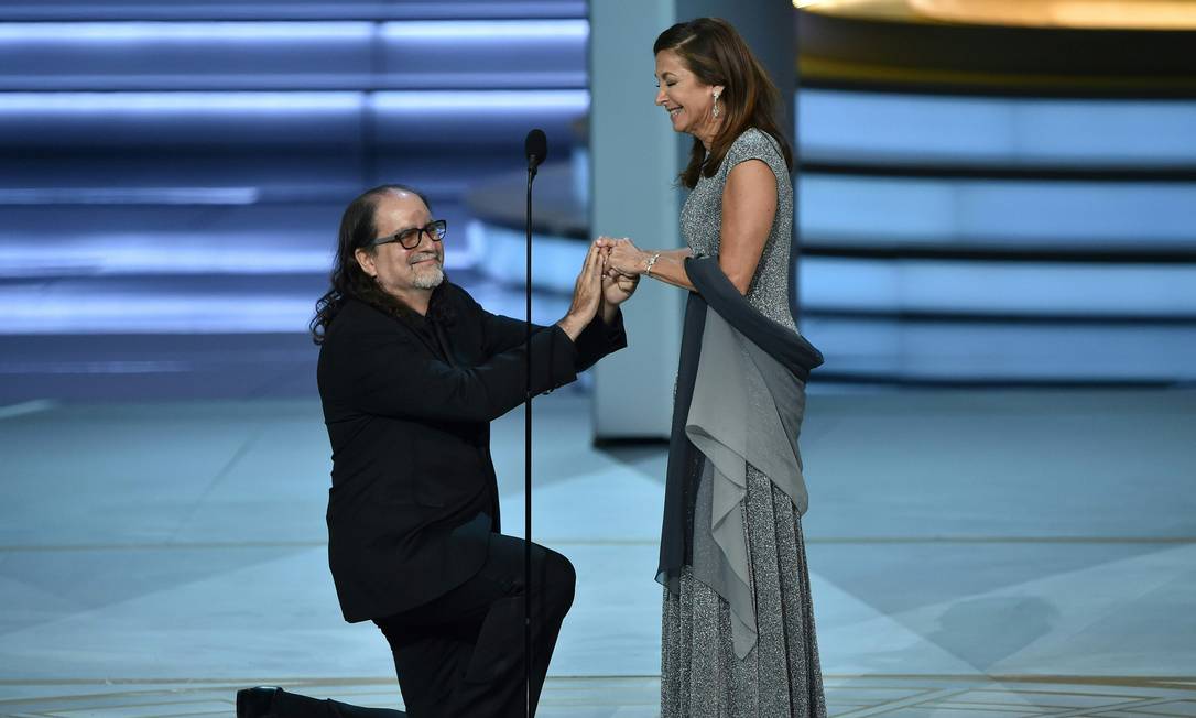 Vencedor Do Emmy Faz Pedido De Casamento No Palco Jornal O Globo