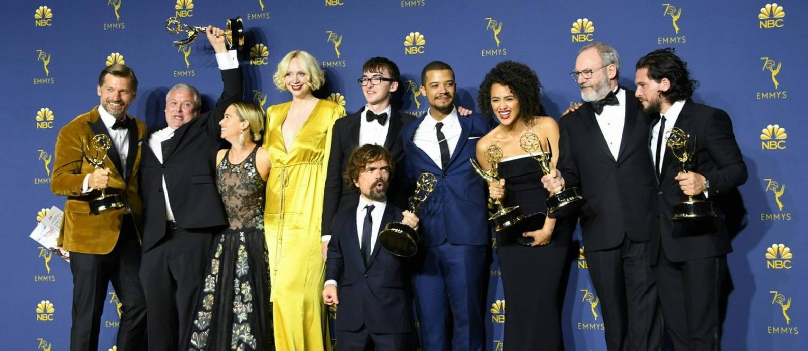 O elenco de Game of Thrones posa com o Emmy de melhor Série Dramática Foto: VALERIE MACON / AFP