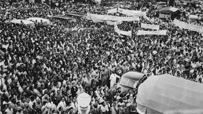 Populares se reúnem em frente ao Palácio do Catete para acompanhar a posse de JK, em 1956 Foto: Arquivo / Agência O Globo