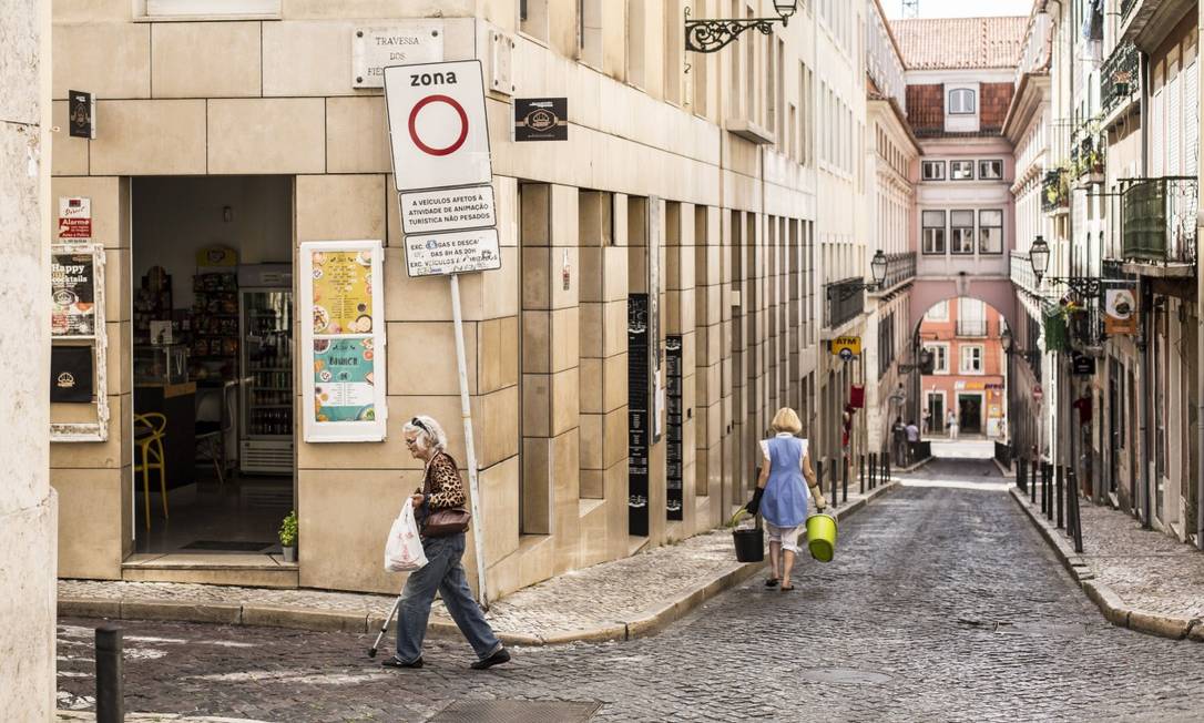 Ruas de Lisboa, capital de Portugal; governo combate desequilíbrio demográfico provocado pelo envelhecimento da população Foto: Hermes de Paula / Agência O Globo