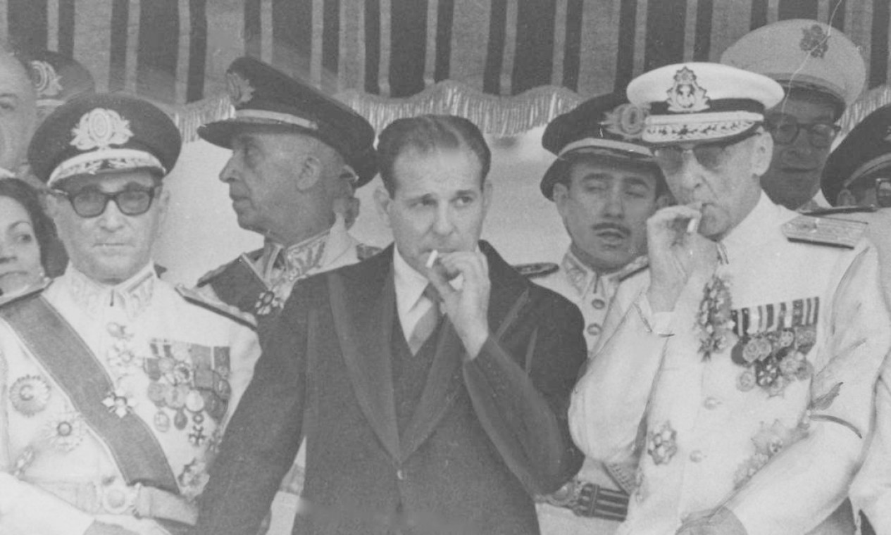 Então presidente, João Goulart assiste aos desfiles de 7 de setembro em 1963, ao lado de ministros e militares Foto: Arquivo / Agência O Globo