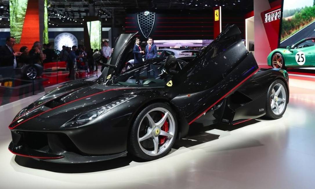 
O Monza lançado pela Ferrari atinge 100 quilômetros por hora em apenas três minutos
Foto:
Bloomberg
