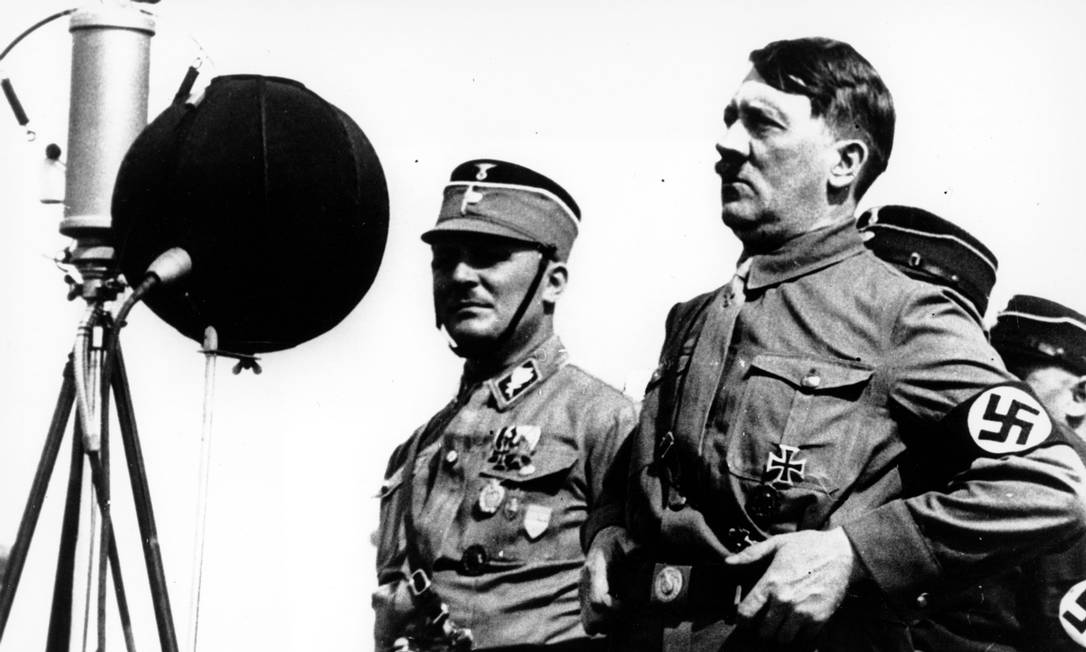 Foto de arquivo mostra o ditador Adolf Hitler discursando para simpatizantes na cidade de Kiel, em 1933 Foto: Acervo / Associated Press