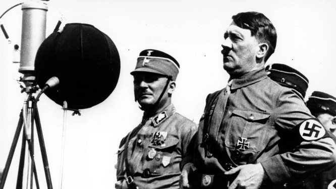 Foto de arquivo mostra o ditador Adolf Hitler discursando para simpatizantes na cidade de Kiel, em 1933 Foto: Acervo / Associated Press