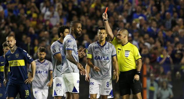 LEMBRA DELE? VAR que recomendou expulsão de Dedé contra o Boca Juniors apita jogo do Cruzeiro na quarta