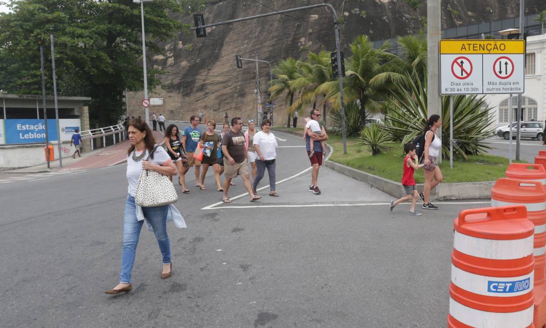 Tiroteio no Vidigal assustou moradores e fechou a Avenida Niemeyer Foto: Marcio Alves / Agência O Globo